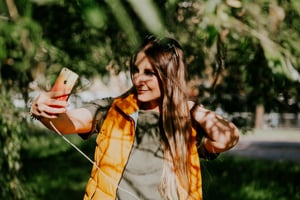 julia-6axHyIZl6oI-unsplash-min